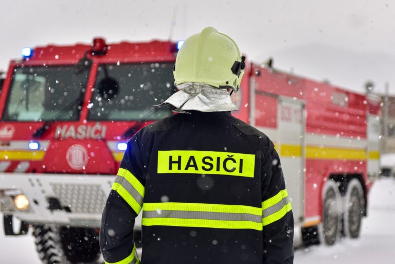 Hasiči, zima, sneh