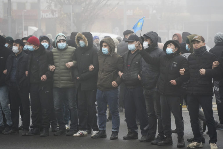 Ľudia v uliciach protestovali proti zvyšovaniu cien benzínu.