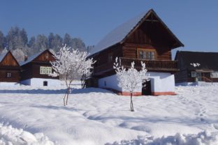 Lubovnianske muzeum drevenica turisticka sezona.jpg