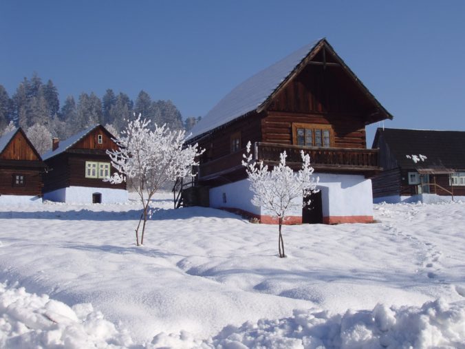 Lubovnianske muzeum drevenica turisticka sezona.jpg