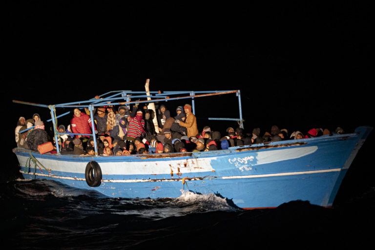 Migranti, loď, Taliansko