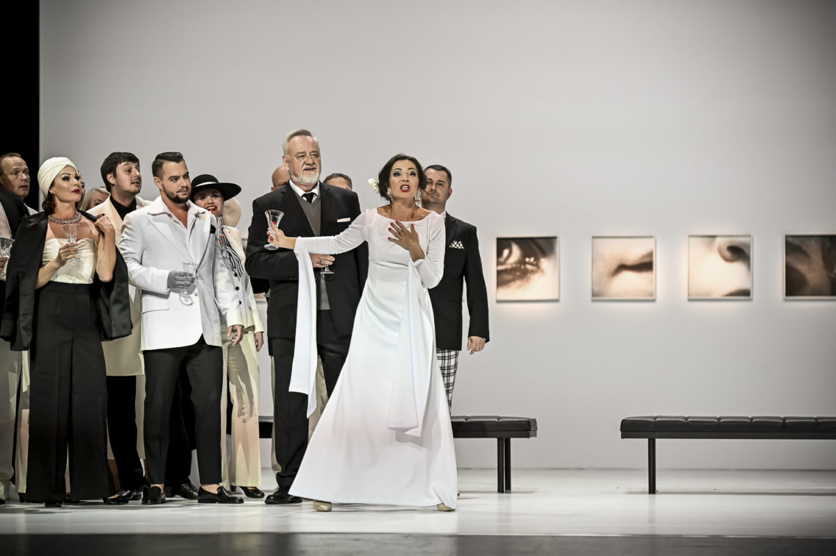 Olb0860_monika fabianova flora bervoix martin morhac marchese dobigny jan galla dottore grenvil adriana kucerova violetta valery zbor.jpg