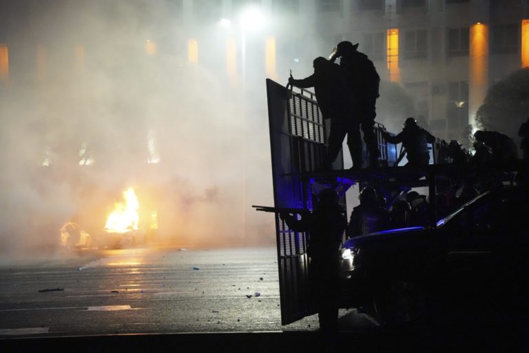 Kazašská vláda v snahe zmierniť nepokoje vo štvrtok oznámila 180 dňový cenový strop pre pohonné hmoty.