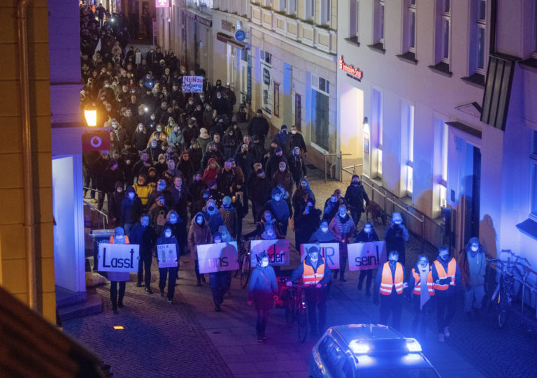 Ulice nemeckých miest zaplnili odporci protipandemických opatrení.