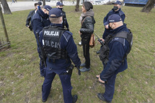 Pri kontrole protipandemických opatrení, poľská polícia natrafila na vraha na úteku.