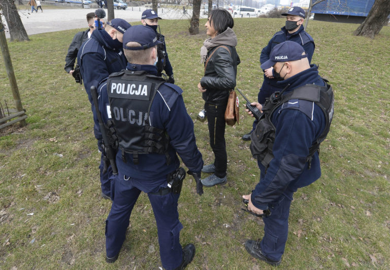 Pri kontrole protipandemických opatrení, poľská polícia natrafila na vraha na úteku.