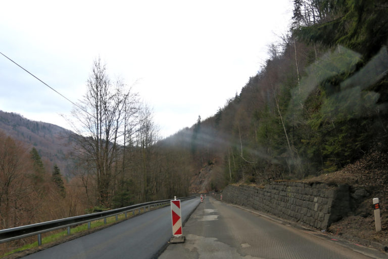 Prebiehajúce veľkoplošné opravy ciest I. triedy v Banskobystrickom kraji. Dolný Harmanec, 23. apríl 2021.