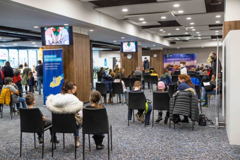 COVID 19:Spustenie očkovania detí vo veku od 5 do 11 rokov proti ochoreniu COVID 19 v bratislavskom Veľkokapacitnom očkovacom centre v Národnom futbalovom štadióne. Bratislava, 6. január 2022.  Očkovanie detí vo veku od 5 do 11 rokov