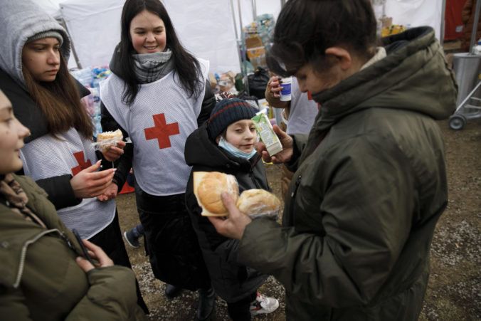 Dobrovoľníčka pomáha vojnovým utečencom z Ukrajiny v dočasnom núdzovom tábore pri hraničnom priechode Veľké Slemence. Veľké Slemence, 28. február 2022.