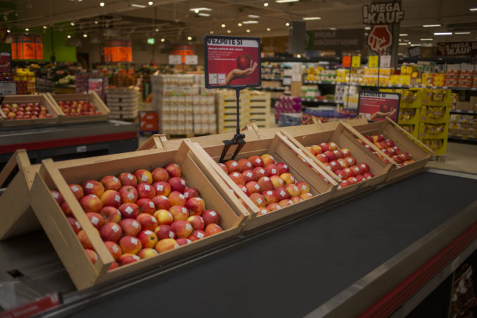 Kaufland jablcka pri pokladniach 1.jpg