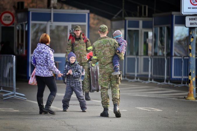 Utečenci z Ukrajiny na slovenskom hraničnom priechode
