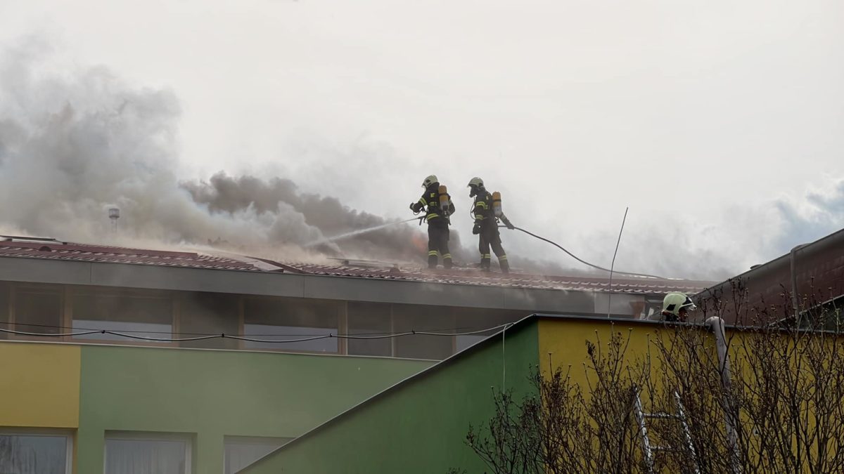 Hasiči, domov dôchodcov, požiar