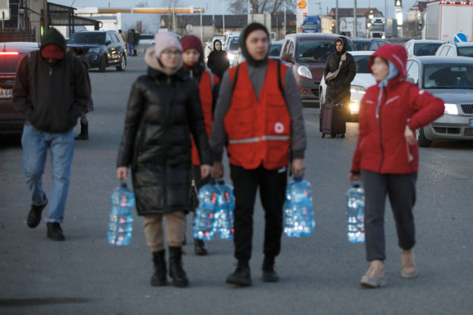 Ukrajinskí dobrovoľníci a utečenci na maïarsko-ukrajinskom hraničnom priechode Čop - Záhony. Ukrajina, Čop, 1. marec 2022.