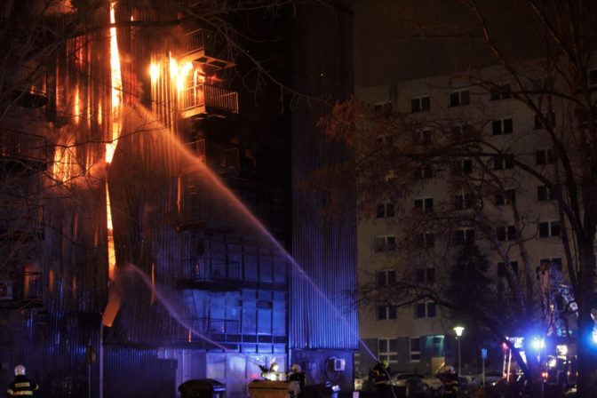 BRATISLAVA: Požiar garážového domu v Ružinove