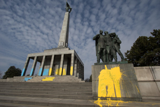 BRATISLAVA: Slavín vo farbách Ukrajiny