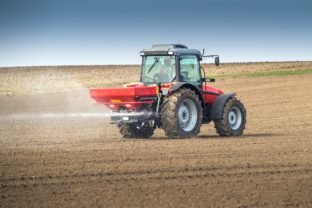 Traktor, hnojivo, pole, poľnohospodárstvo