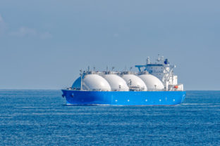 Tanker prevážajúci zemný plyn