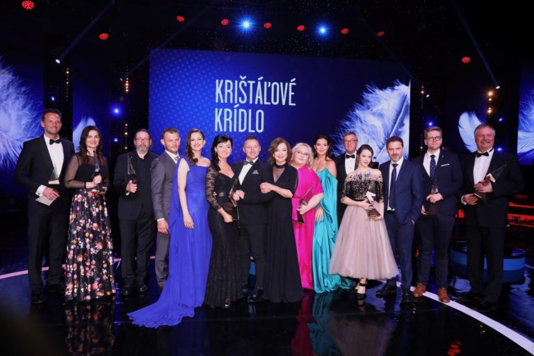 Laureati kristalove kridlo za rok 2021 s katarinou srkala a mariou vaskovicovou.jpg