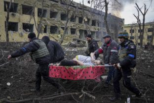 Pictures of the Week Global Photo Gallery Ukrainian emergency employees and volunteers carry an injured pregnant woman from the maternity hospital that was damaged by shelling in Mariupol, Ukraine, Wednesday, March 9, 2022. A Russian attack has severely damaged the maternity hospital in the besieged port city of Mariupol, Ukrainian officials say