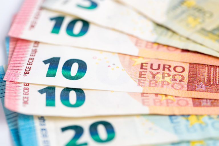 Prudko sa zvysujuca inflacia nuti stale viac slovakov aby prehodnotili ako so svojimi usporami nalozia. zdroj freepik.jpg