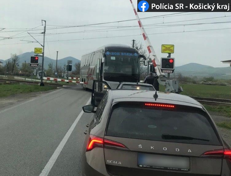 Vlak, autobus, priecestie