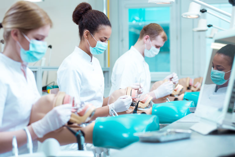Dentálni študenti