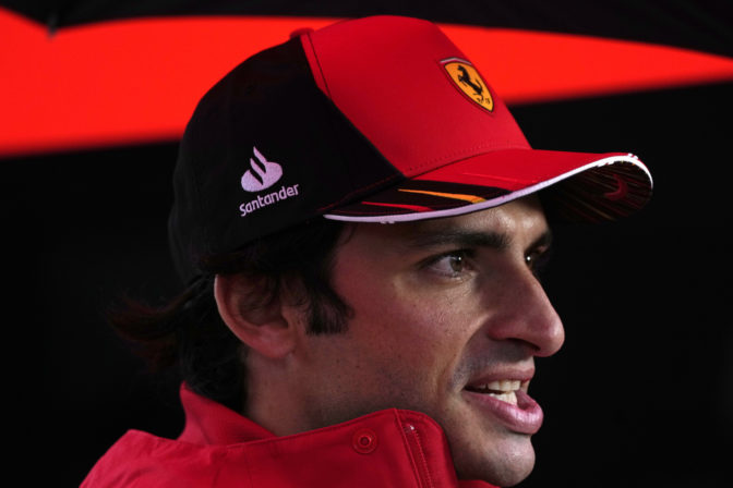Španielsky jazdec motoristickej formuly 1 Carlos Sainz predĺžil zmluvu s talianskym tímom Ferrari