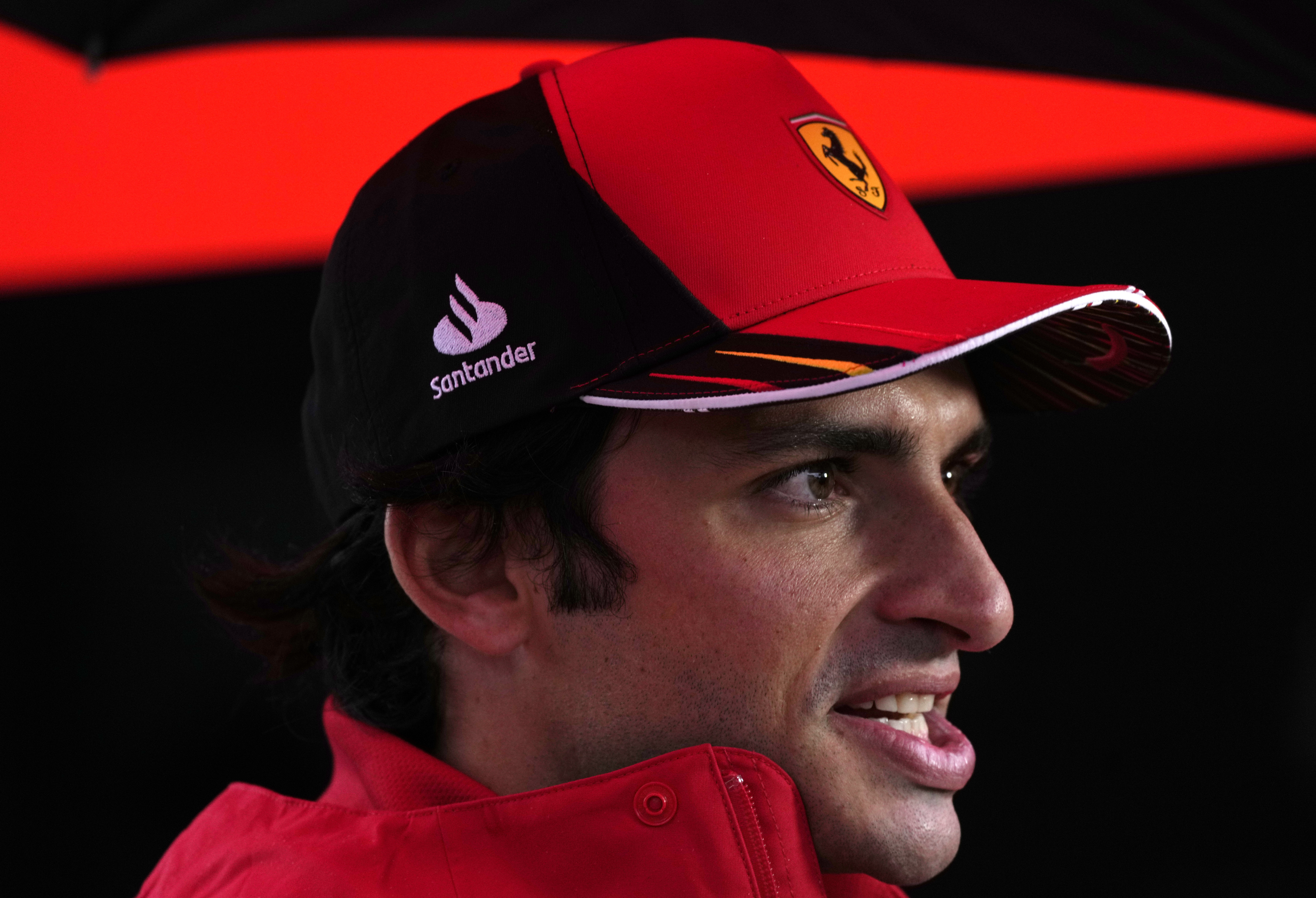 Španielsky jazdec motoristickej formuly 1 Carlos Sainz predĺžil zmluvu s talianskym tímom Ferrari