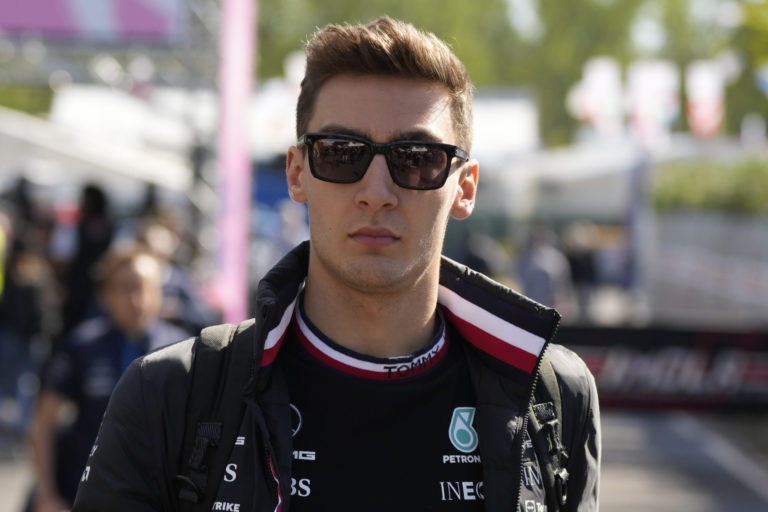 Mercedes neustále poskakuje. Russell sa sťažuje na bolesti chrbta