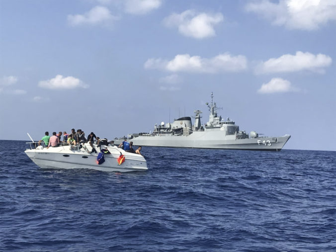 čln s migrantmi pomoc