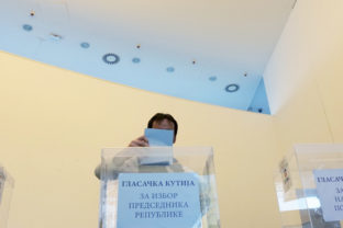 Serbia Election A man casts his ballot at a polling station in Belgrade, Serbia, Sunday, April 3, 2022. Voters in Serbia cast ballots Sunday in a triple election likely to keep in power a populist government in the Balkan country that has refused to impose sanctions on Russia over the war in Ukraine.