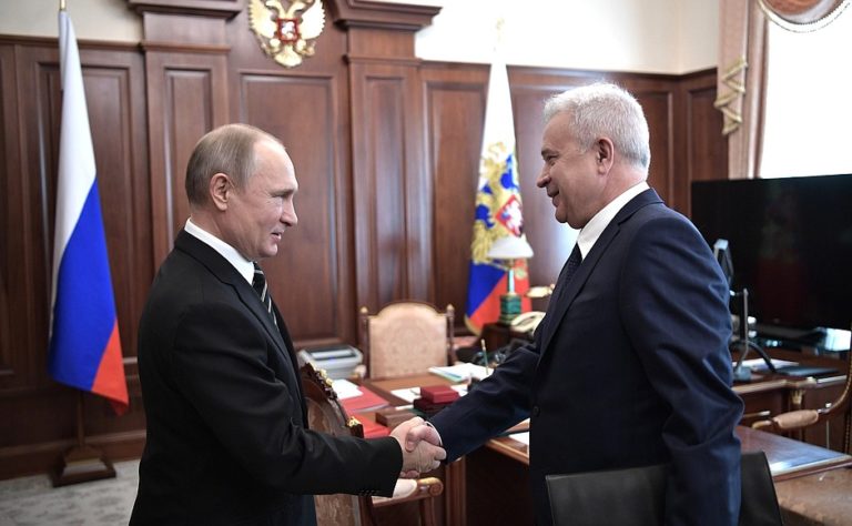 Vagit alekperov putin lukoil.jpg