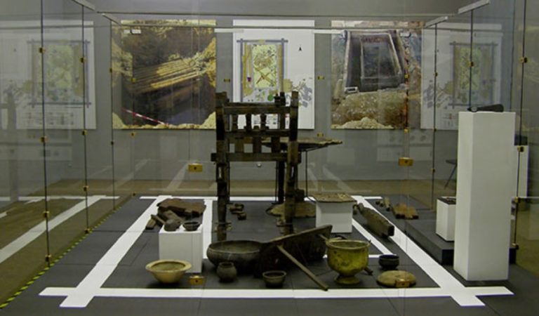 Vystava celkovy pohlad na inventar hrobky knieza podtatranske muzeum.jpg