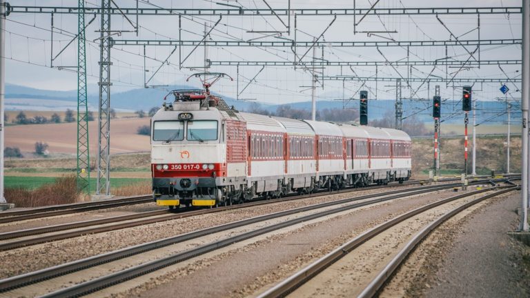 Zssk posilnuje vlakovu dopravu pocas velkej noci.jpg