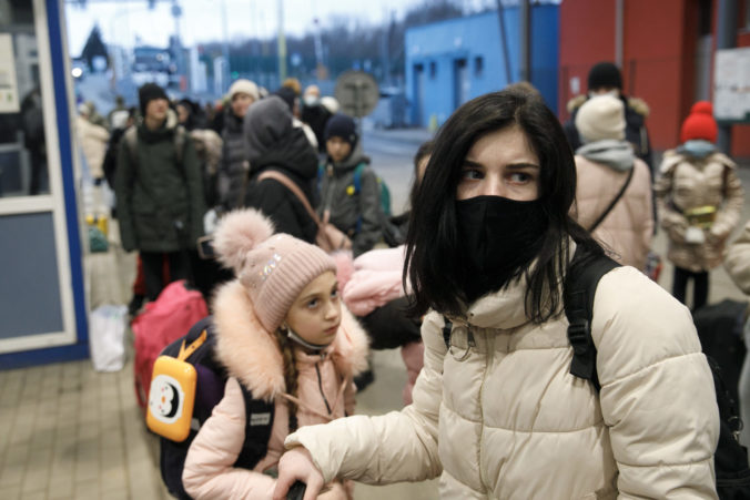 Ženy s deťmi prechádzajú cez hraničný priechod Vyšné Nemecké medzi Slovenskom a Ukrajinou v súvislosti s ruskou inváziou na Ukrajine