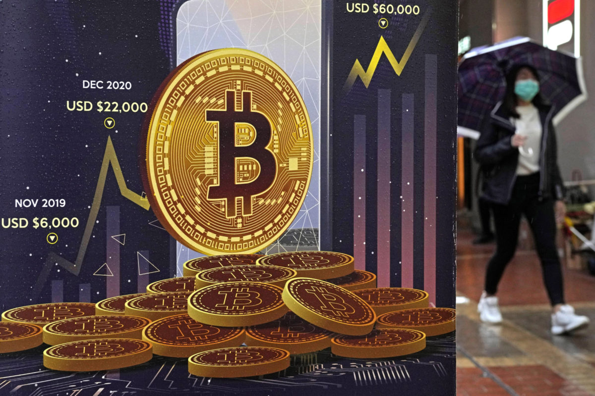 Pohľad na kvantitatívne uvoľňovanie aj jeho vplyv na kryptomeny