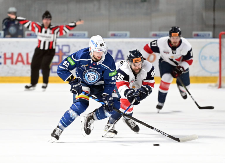Zľava: Adrián Holešinský z HK Nitra a William Charles Rapuzzi z HC Slovan Bratislava počas šiesteho hokejového zápasu finále play-off Tipos extraligy 2021/2022 medzi HK Nitra - HC Slovan Bratislava. Nitra, 1. máj 2022.