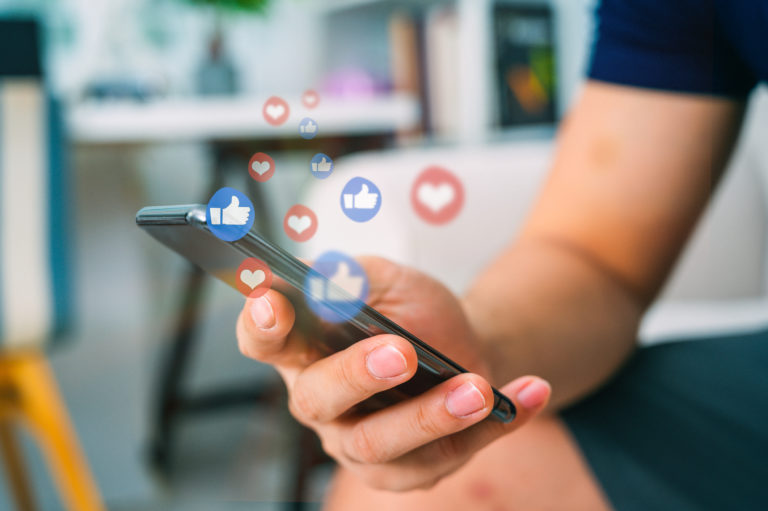 Sociálne siete, sociálne médiá, smartfón