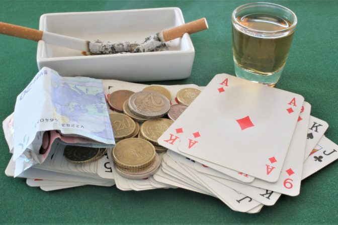 Karty, alkohol, peniaze, hazard, spotrebná daň