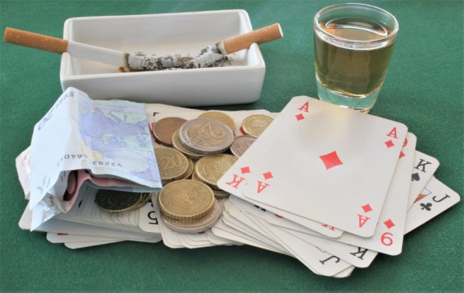 Karty, alkohol, peniaze, hazard, spotrebná daň
