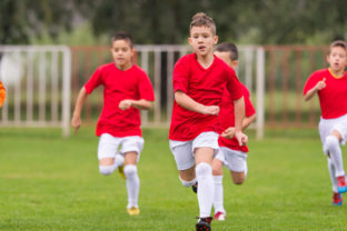 Deti trénujú futbal