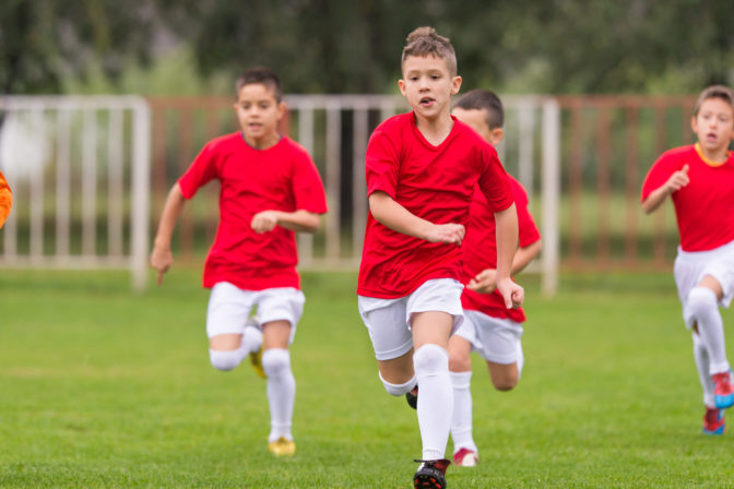 Deti trénujú futbal