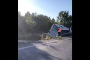 Nehoda, Galanta, Sládkovičovo, autobus, nákladiak