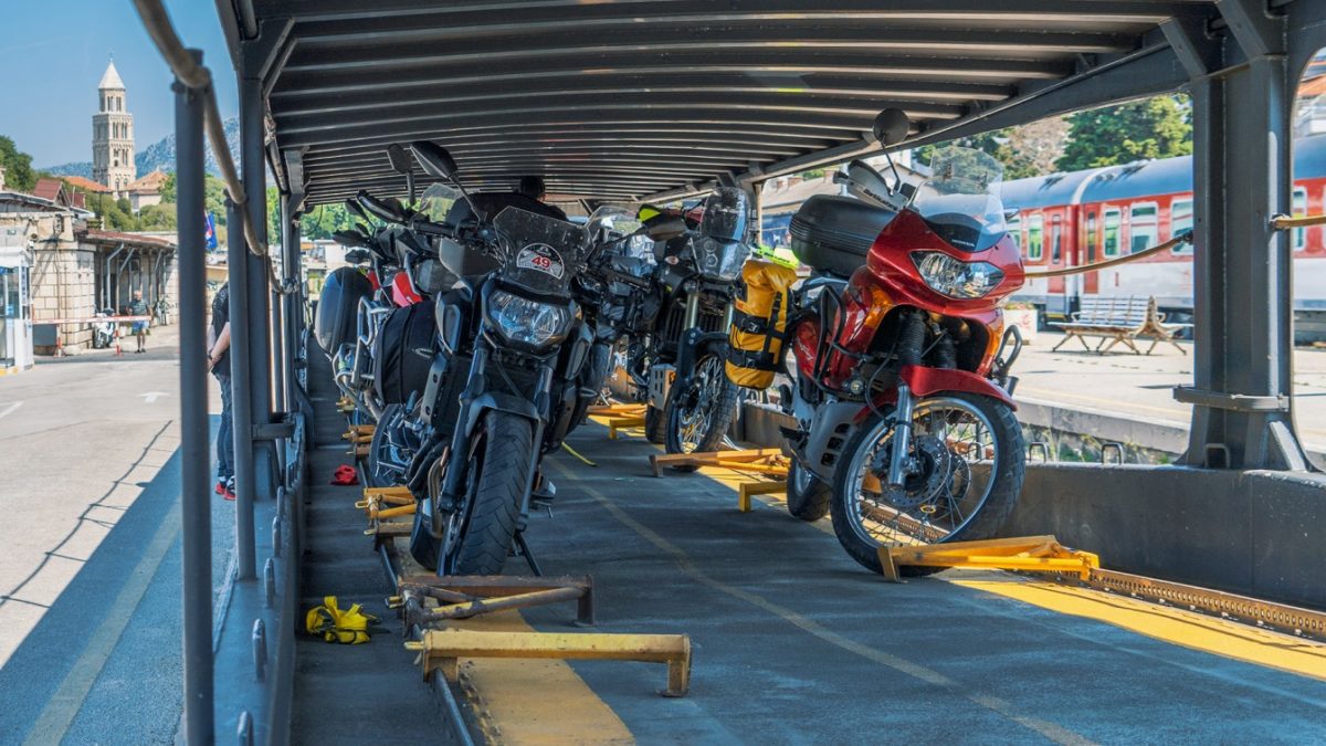 Okrem auta si cestujuci autovlakom do splitu mozu so sebou vziat aj motocykel.jpg