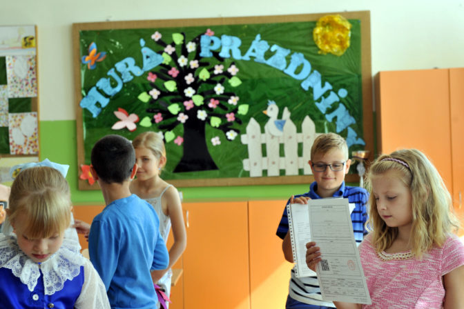 ŠKOLSTVO: Minister odovzdal vysvedčenia