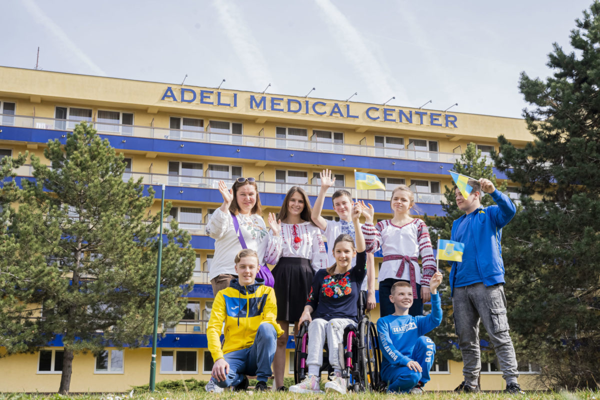 02 plavci paralympionici pred budovou adeli v piestanoch.jpg