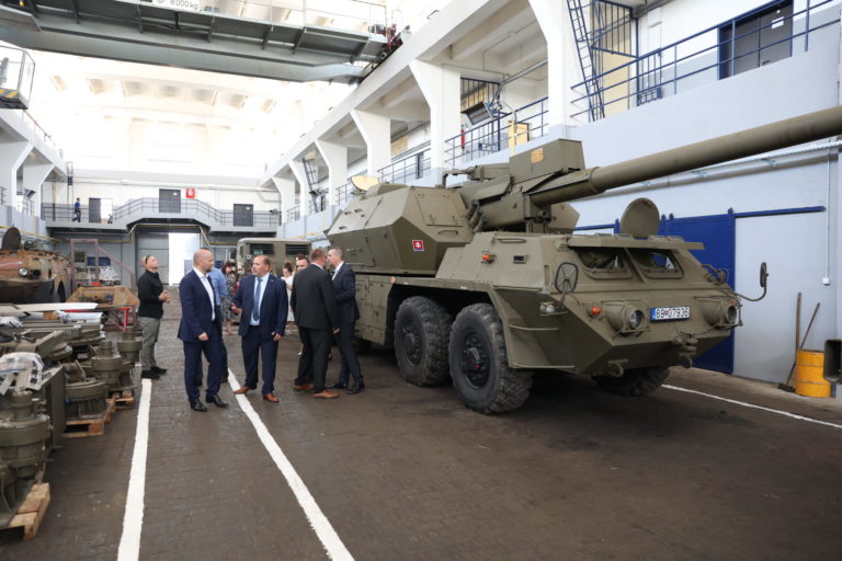 Zľava v popredí: Minister obrany Jaroslav Naď a generálny riaditeľ Konštrukty Alexander Gurský počas prehliadky Servisno-opravárenského oddelenia spoločnosti Konštrukta-Defence v Moldave nad Bodvou. Moldava Nad Bodvou, 10. jún 2022.