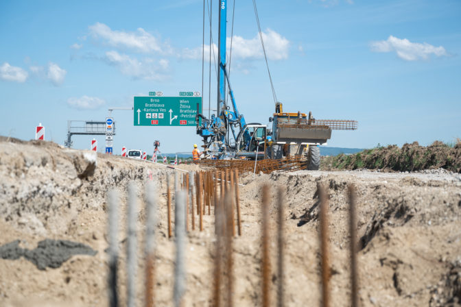 Diaľnica D2, protihluková stena