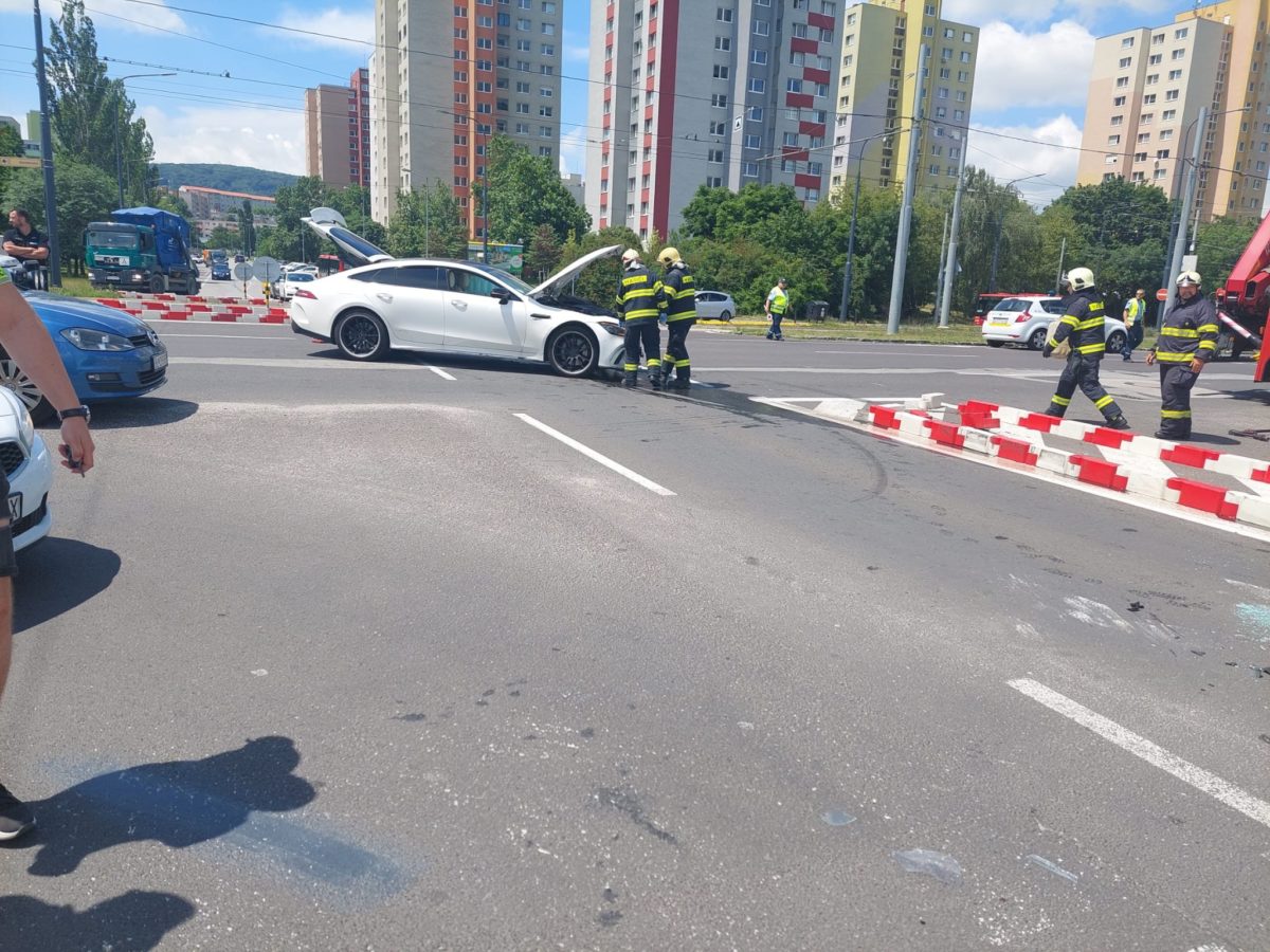 Nehoda, sanitka, auto, Dúbravka
