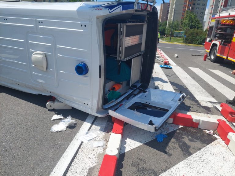 Nehoda, sanitka, auto, Dúbravka.jpg